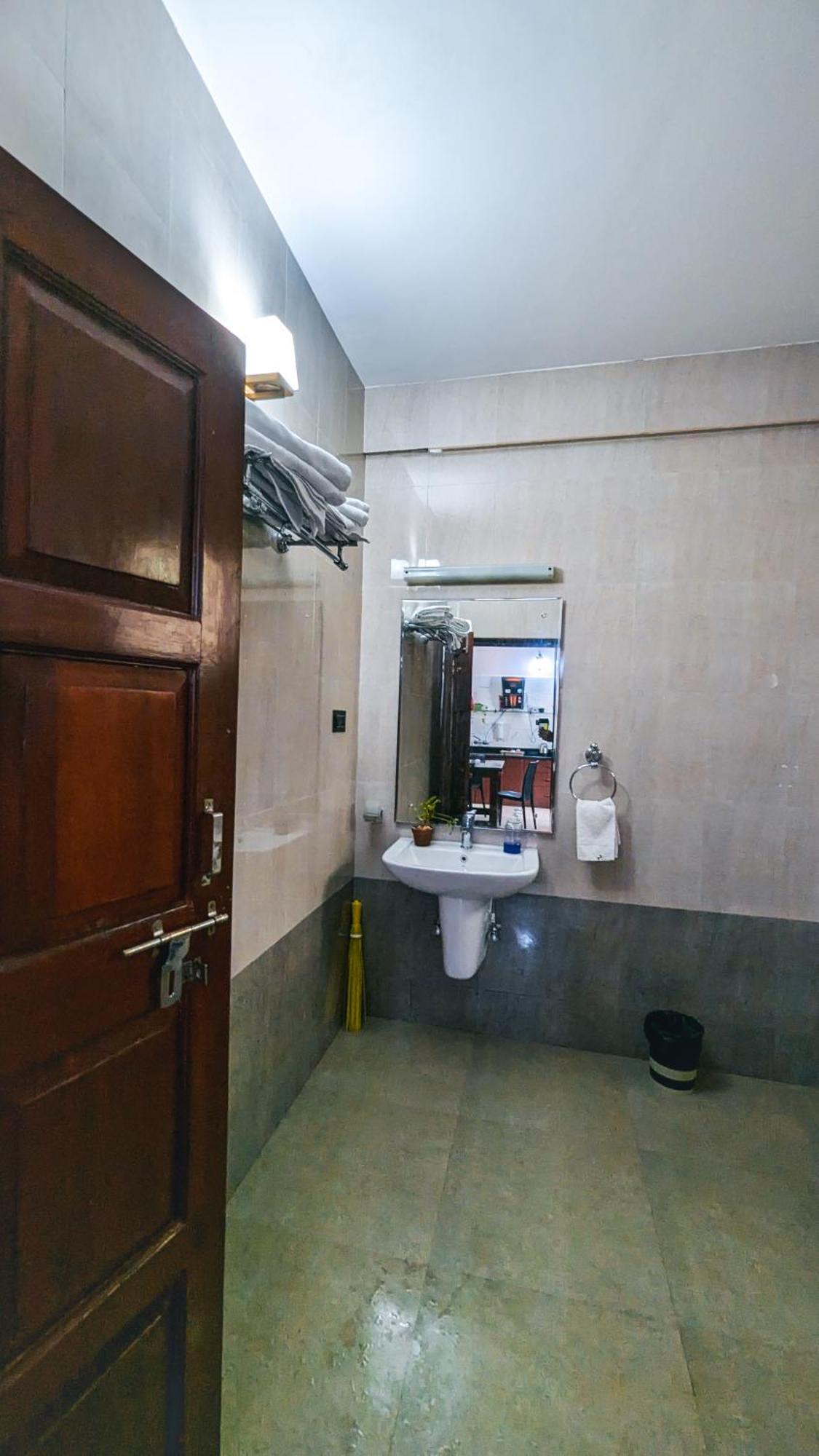 The First House By V3Homestay 4Bhk Private Pool Calangute Exteriör bild
