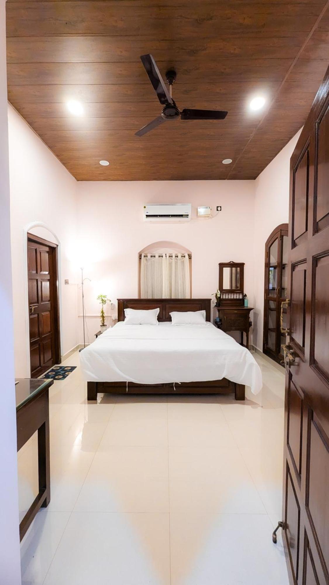 The First House By V3Homestay 4Bhk Private Pool Calangute Exteriör bild