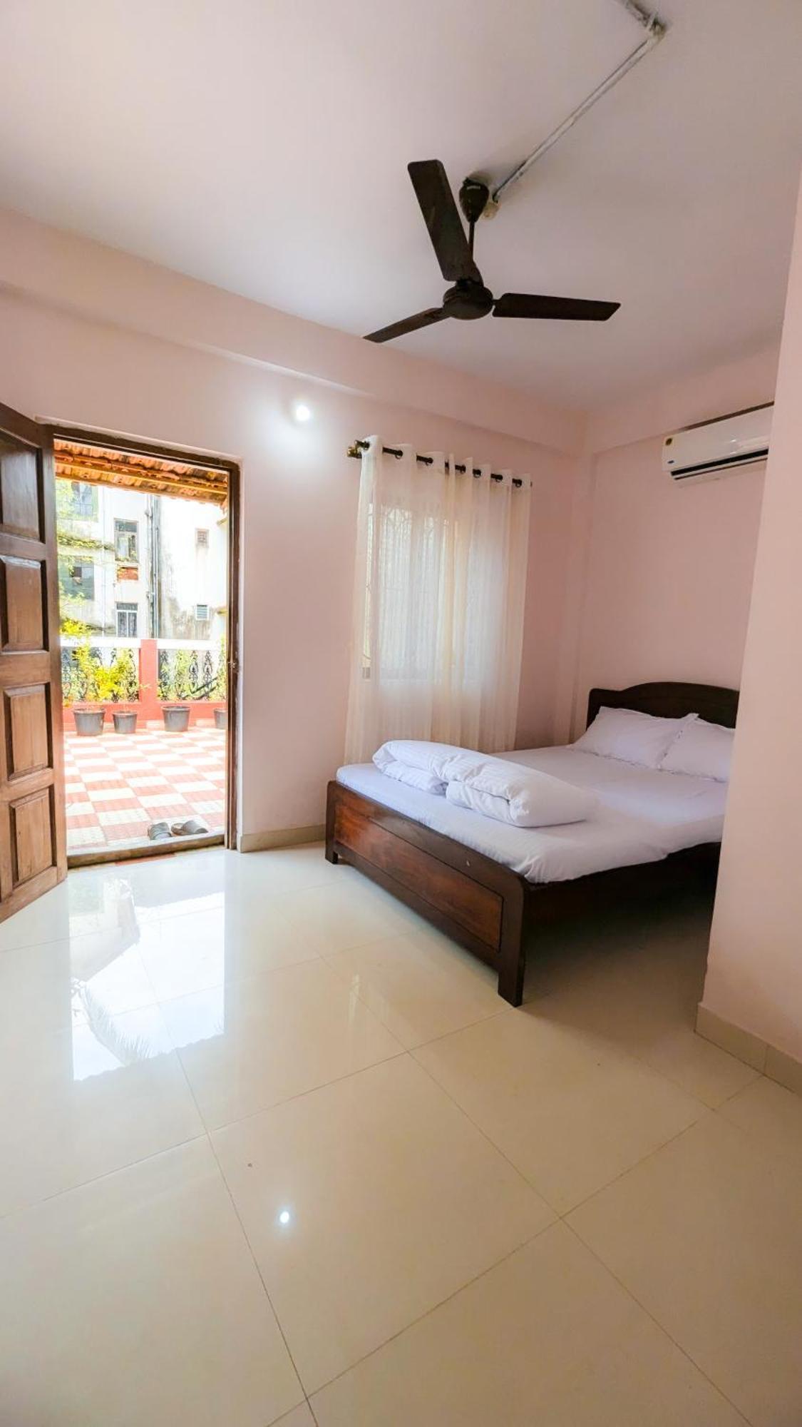 The First House By V3Homestay 4Bhk Private Pool Calangute Exteriör bild